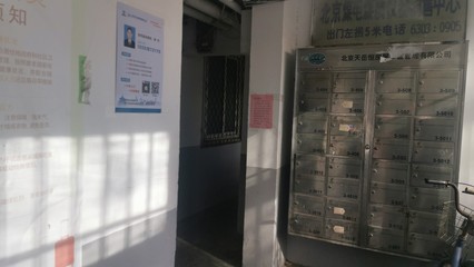 堆放雜物、落滿(mǎn)灰塵、閑置率高&hellip;小區(qū)信報(bào)箱出路在何方?